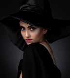 LADY WITH BLACK HAT 0353