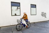 Donna in bicicletta