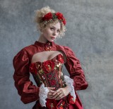 blondes Haar mit roten Rosen