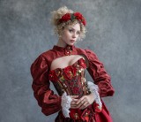 blondes Haar mit roten Rosen